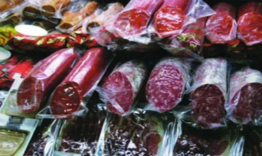 Yollardan və bazarlardan kolbasa almayın: At ətini mal əti adından yeyirik