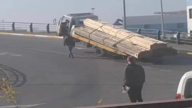 Evakuatorla taxta daşımaq istədilər, aşdı - VİDEO