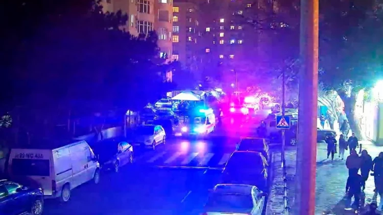 Yanğına görə bu küçədə hərəkət məhdudlaşdırıldı - Foto