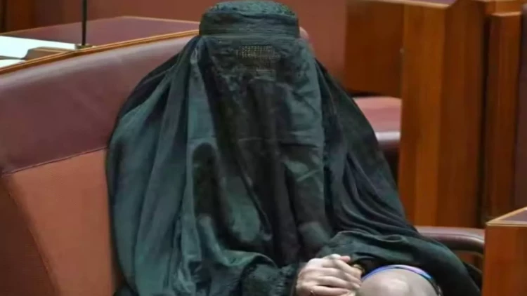 Niqab geyinib senat iclasına gəldi - FOTO