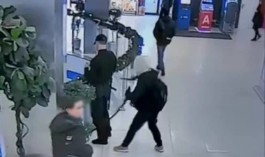 Moskvada 16 yaşlı azərbaycanlı 3 nəfəri bıçaqlayıb? - VİDEO