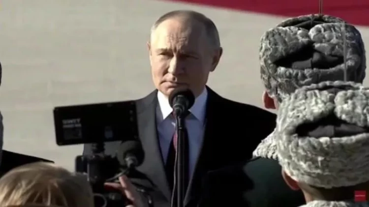 Putin hərbçiləri türk dilində salamladı - VİDEO