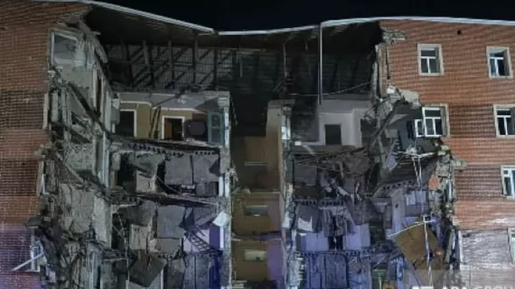 Azərbaycanda yaşayış binası çökdü - FOTO