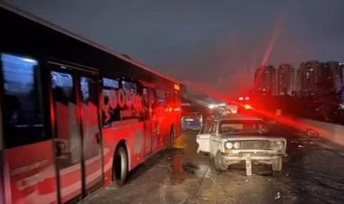 Nasaz avtomobil zəncirvari qəzaya səbəb oldu - VİDEO