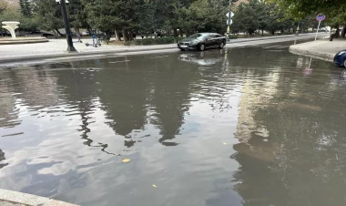 Bakıda su xətti partladı: Küçəni sel apardı - FOTO