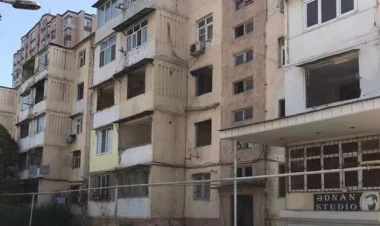 Liftə yağış suyu dolur, betonlar qopur: Bina niyə təmir edilmir?