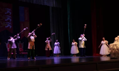 Uşaq evinin sakinləri Akademik Musiqili Teatrın qonağı olub - FOTOlar