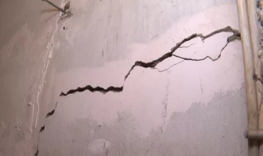 Bakıda binada təhlükəli vəziyyət - Sakinlər qorxu içində yaşayır - VİDEO