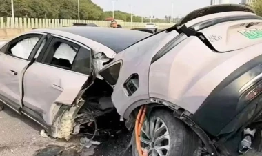 Elektrikli Çin maşını qəzaya düşdü, iki yerə bölündü - FOTO