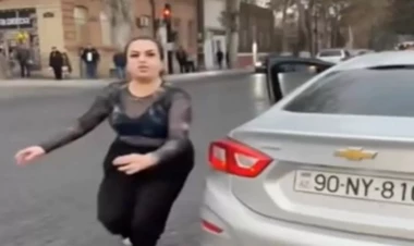 Gəncədə qadın sürücü kuryerə hücum etdi, polis hərəkətə keçdi - VİDEO