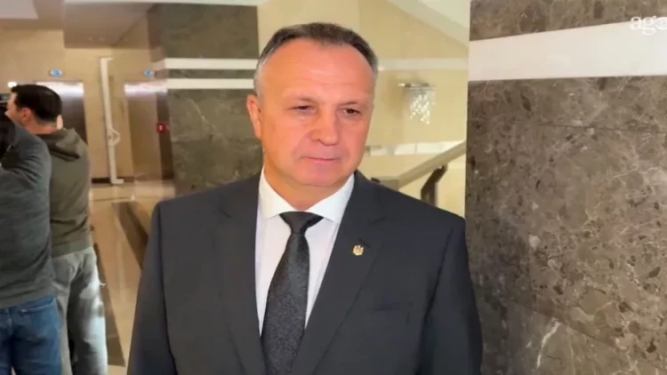 Səhiyyə naziri avtomobildən danışarkən kövrəldi - VİDEO