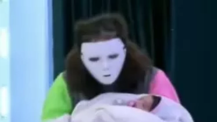 33 yaşlı qadın 18 yaşlı oğlandan uşaq dünyaya gətirdi - VİDEO