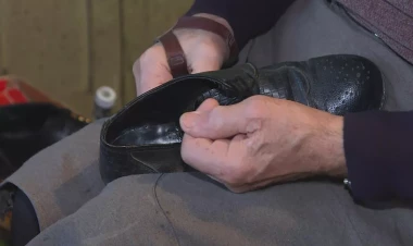 13 min avroluq ayaqqabını qızdan çəkinib təmirə götürmədim - VİDEO