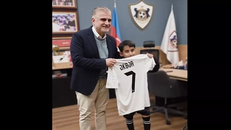 VİP-də yer ayrılsa da, azarkeşlərlə birgə izlədi