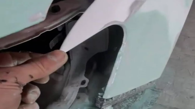 Çin maşınını təmir edən dəmirçi dəhşətə gəldi - Bir barmaqla əyilir - VİDEO