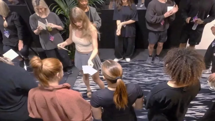 Komandasının hər üzvünə 100 min dollar bonus payladı - VİDEO