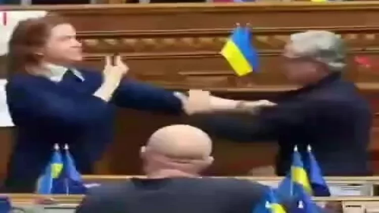 Ukrayna Ali Radasında deputatlar arasında əlbəyaxa dava - VİDEO