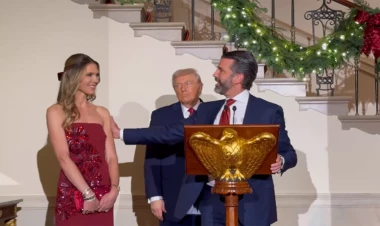 Trampın oğlu onunla nişanlandı - VİDEO