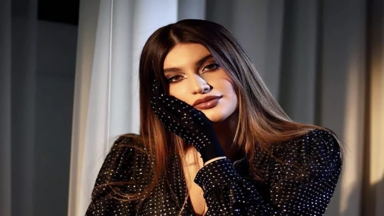 Rəqsanənin qızının əl-ələ görüntüləndiyi müğənni KİMDİR? - VİDEO