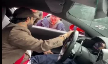 Bakıda ona yaxınlaşan uşaqlara bir topa pul verdi