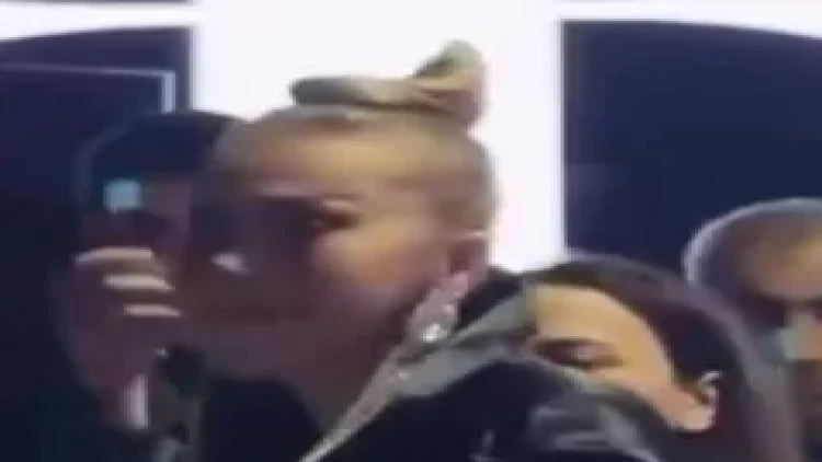 Səhnəyə qayıdan Rəqsanə hönkürdü - VİDEO