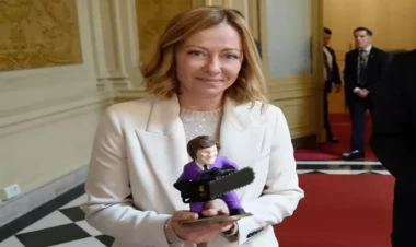 Meloni dünya liderlərindən aldığı hədiyyələri satır - FOTO