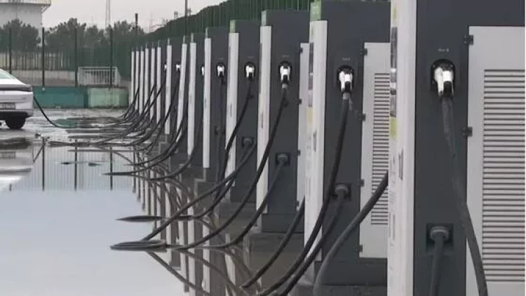 Bakıda elektrikdoldurma məntəqəsi su altında qaldı - VİDEO