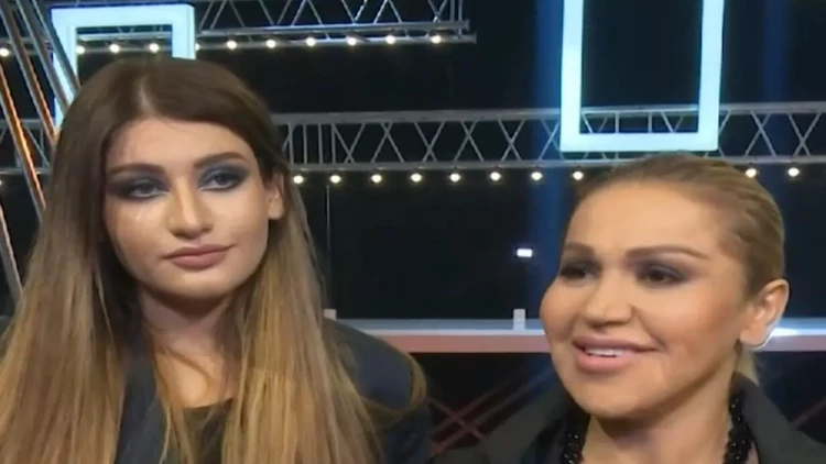 Rəqsanə qızı Yağmura QOVUŞDU - VİDEO