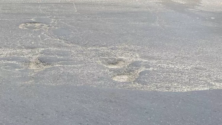 Novxanıda bu yoldakı çuxura hər gün bir neçə maşın düşür - CİDDİ TƏHLÜKƏ