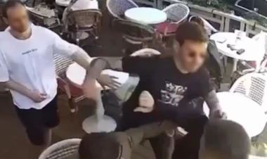 Kafedə dalaşanları ayırmaq istədi, öz canından oldu...