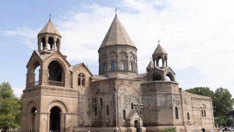 Eçmiədzində toqquşmalar başlayıb, saxlanılanlar var