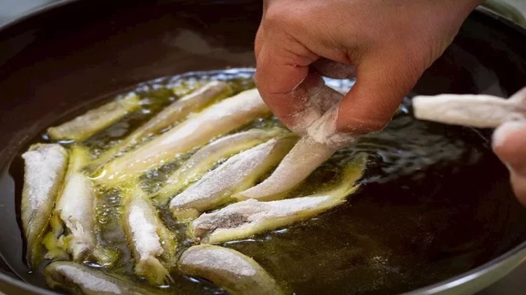 Balıq qızardarkən qoxunun yayılmasının qarşısını alan 5 təsirli üsul