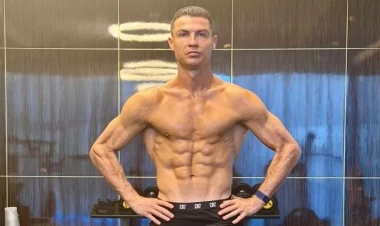 Ronaldo əzələlərini nümayiş etdirdi - FOTO