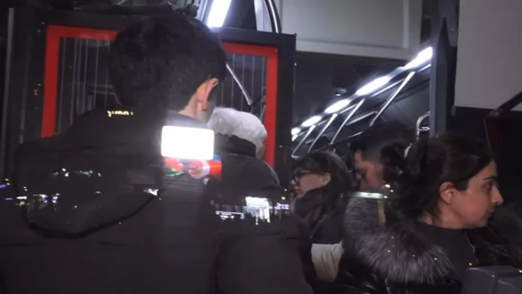 “Bir manat versək də, ayaq üstə gedirik”