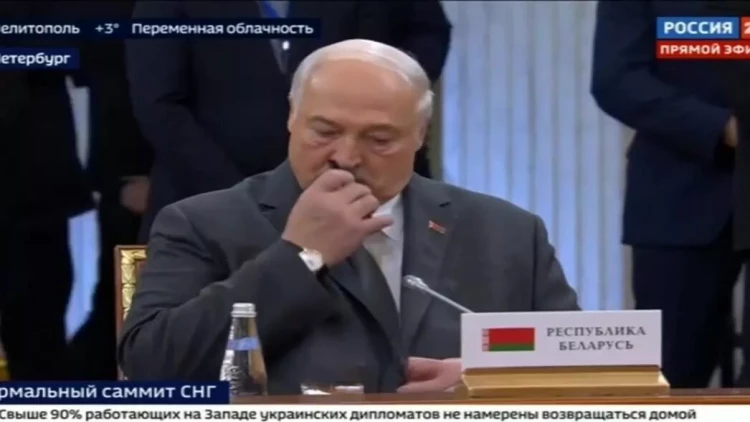 Putinin çıxışı zamanı etdiyi hərəkətlə gündəm oldu - VİDEO