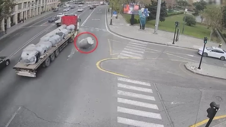 Hərəkətdə olan maşından yola yük düşdü, təhlükəli vəziyyət yarandı - VİDEO