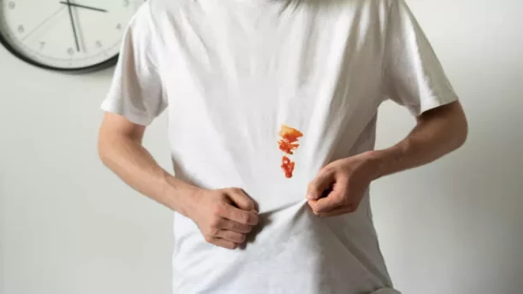 Ağ geyimlərdəki ləkələri bu üsullarla yox edin