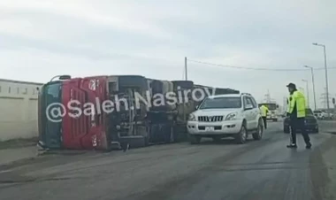 Sumqayıtda TIR aşdı - VİDEO