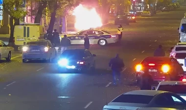 Səbaildə avtomobildə baş verən yanğının görüntüləri - VİDEO