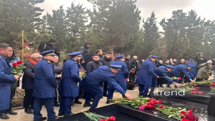 AZAL təyyarəsinin qəzaya uğramasının ildönümü ilə bağlı Milli Qəhrəmanların məzarları ziyarət edilib - FOTO