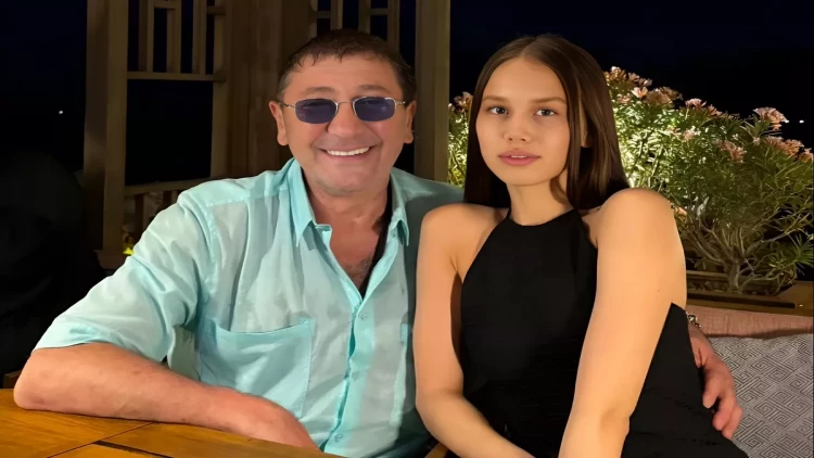 62 yaşlı Xalq artisti toyu üçün Putindən icazə alacaq: 19 yaşlı qızla EVLƏNİR