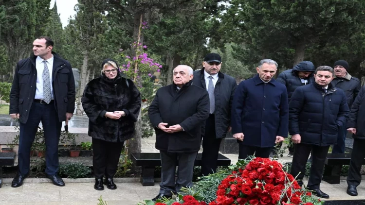 Əli Əsədov təyyarə qəzasında həlak olan ekipaj üzvlərinin məzarını ziyarət edib - FOTO