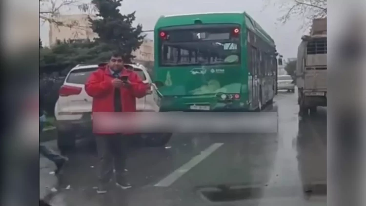 Bakıda marşrut avtobusları toqquşdu - Xəsarət alan var