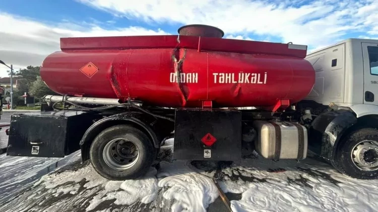 Biləsuvarda yanacaq maşını aşdı - Xəsarət alan var