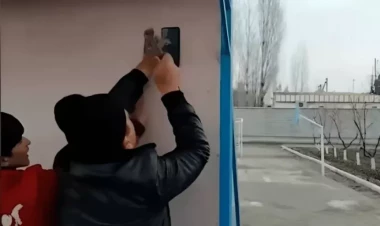 Direktor şagirdin telefonunu divara mismarladı - VİDEO