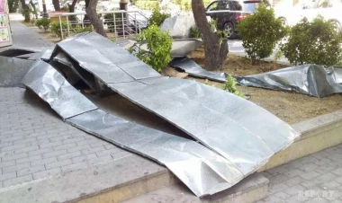 Güclü külək Bakıda binanın damını uçurdu - FOTO
