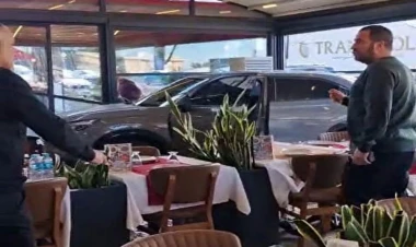 Türkiyəli müğənni maşını ilə restorana çırpıldı - VİDEO - FOTO