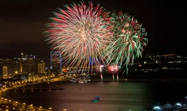 31 Dekabr -  Dünya Azərbaycanlılarının Həmrəyliyi Günü və Yeni il bayramı münasibəti ilə Bakıda möhtəşəm atəşfəşanlıq keçirildi