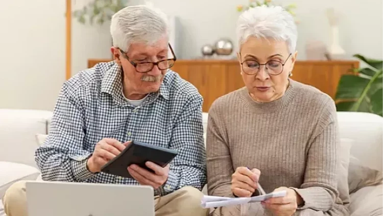 Bu ildən kişi və qadınların pensiya yaşı eyni olacaq