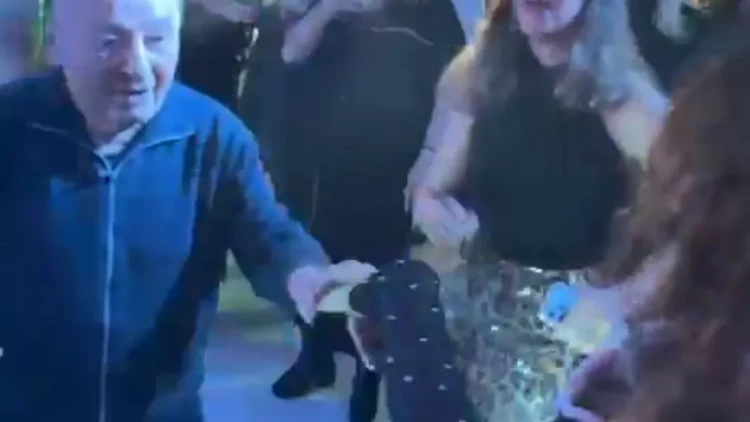 98 yaşlı Ömər Eldarovun Dilarə Kazımova ilə rəqsi diqqət çəkdi - VİDEO